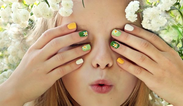children-is-manicure-with-flowers